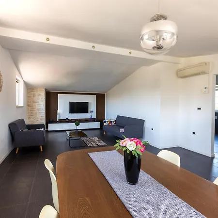Stylish & Luxury Villa With Pool, Biliard, Extra Pool Heating Available - Wiibuk *