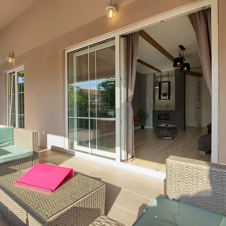 Stylish & Luxury Villa With Pool, Biliard, Extra Pool Heating Available - Wiibuk *