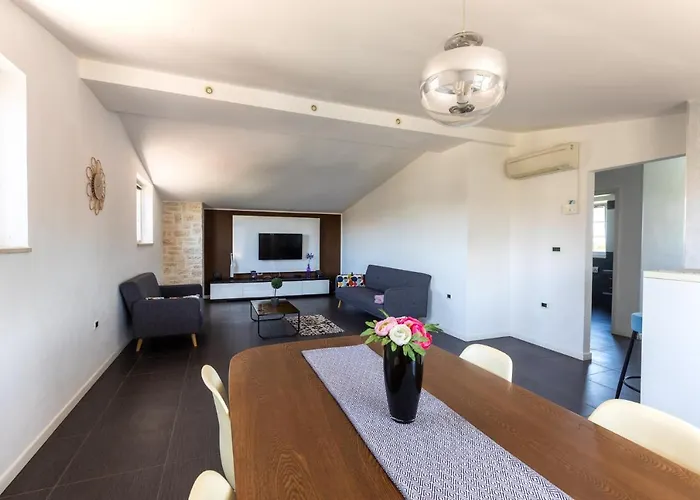 Stylish & Luxury Villa With Pool, Biliard, Extra Pool Heating Available - Wiibuk *