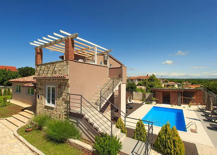 Stylish & Luxury With Pool, Biliard, Extra Pool Heating Available - Wiibuk * Pula