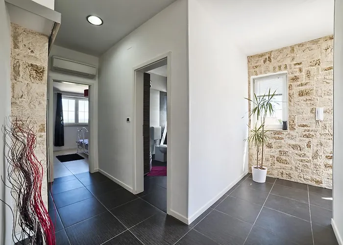 Stylish & Luxury Villa With Pool, Biliard, Extra Pool Heating Available - Wiibuk *