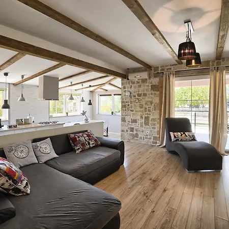 Willa Stylish & Luxury With Pool, Biliard, Extra Pool Heating Available - Wiibuk *