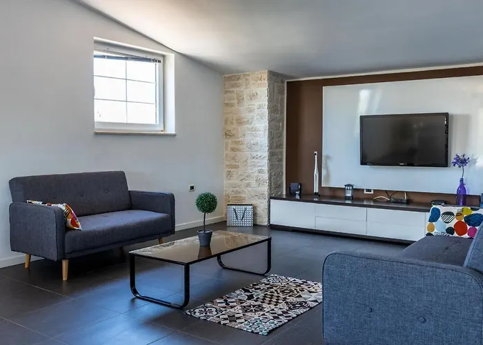 Stylish & Luxury With Pool, Biliard, Extra Pool Heating Available - Wiibuk *