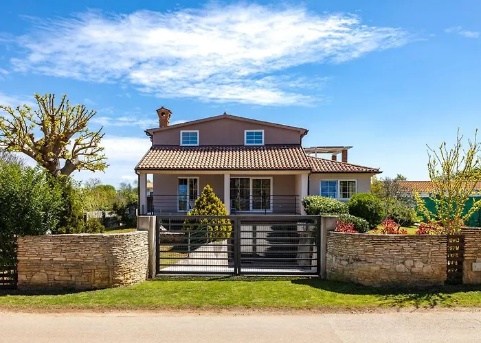 Villa Stylish & Luxury With Pool, Biliard, Extra Pool Heating Available - Wiibuk Pola