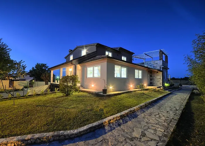 Stylish & Luxury With Pool, Biliard, Extra Pool Heating Available - Wiibuk Villa