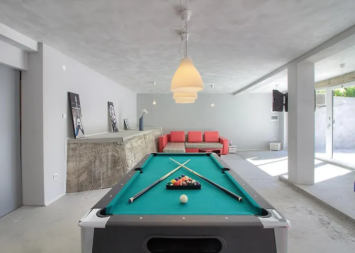 Stylish & Luxury With Pool, Biliard, Extra Pool Heating Available - Wiibuk * Pola