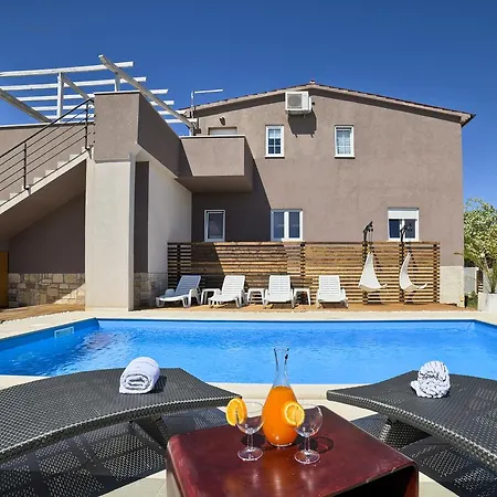 Stylish & Luxury With Pool, Biliard, Extra Pool Heating Available - Wiibuk * Pula