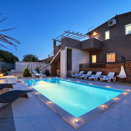 Stylish & Luxury With Pool, Biliard, Extra Pool Heating Available - Wiibuk Villa *